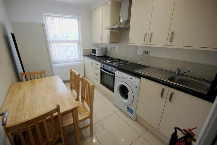 3 Bedroom Apartment To Rent In York Way, Camden, N7