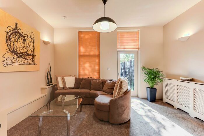 4 Bedroom Flat To Rent In Lenton Road, The Park, Nottingham, NG7