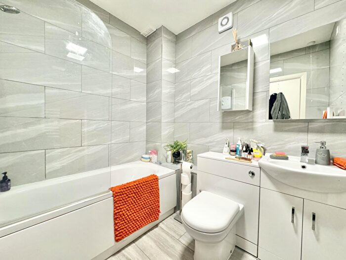 2 Bedroom Apartment To Rent In Frescade Crescent, Basingstoke, RG21