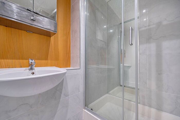 3 Bedroom Flat To Rent In Coke Street, Aldgate, London, E1