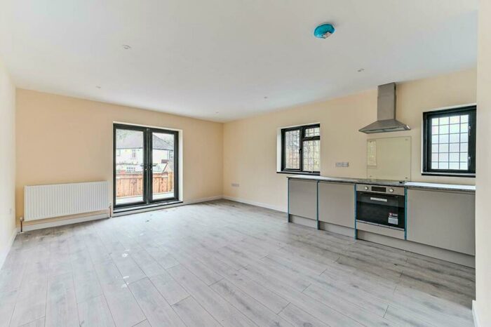 2 Bedroom Flat To Rent In Station Approach Road, Sutton, Tadworth, KT20