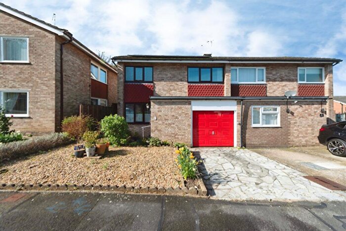 3 Bedroom Semi Detached House For Sale In Oaklea Close, Waterlooville, PO7