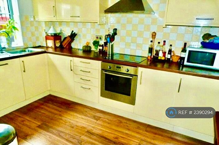 2 Bedroom Flat To Rent In Station Road, High Wycombe, Bucks, HP10