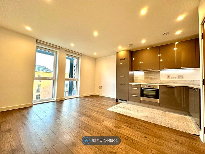 2 Bedroom Flat To Rent In Hallington Court, Edgware, HA8