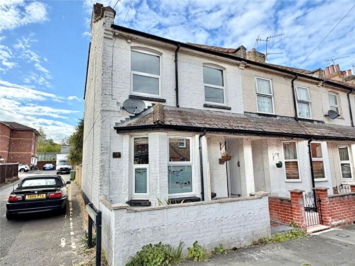 2 Bedroom Maisonette For Sale In St. Georges Road, Aldershot, Hampshire, GU12
