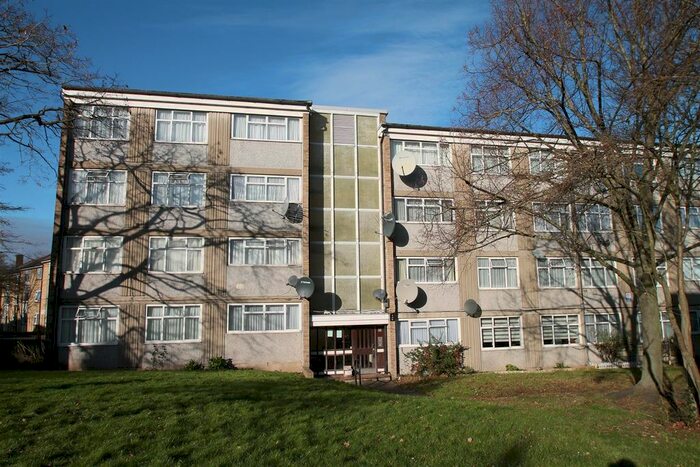 3 Bedroom Flat To Rent In Beale Close, Palmers Green, London, N13