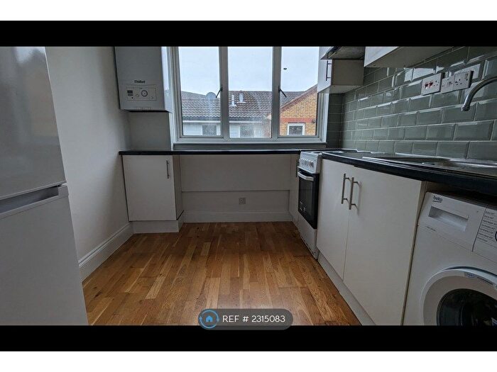 2 Bedroom Flat To Rent In Craigside, Kingston Upon Thames, KT2