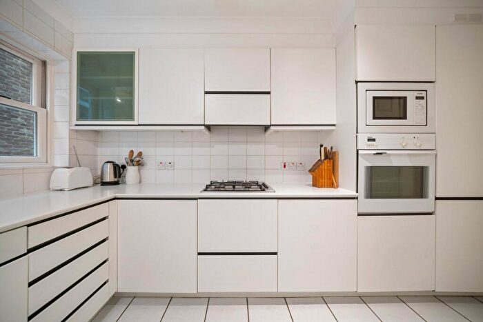 3 Bedroom Apartment For Sale In Belsize Avenue, Belsize Park, NW3 - Photo 3