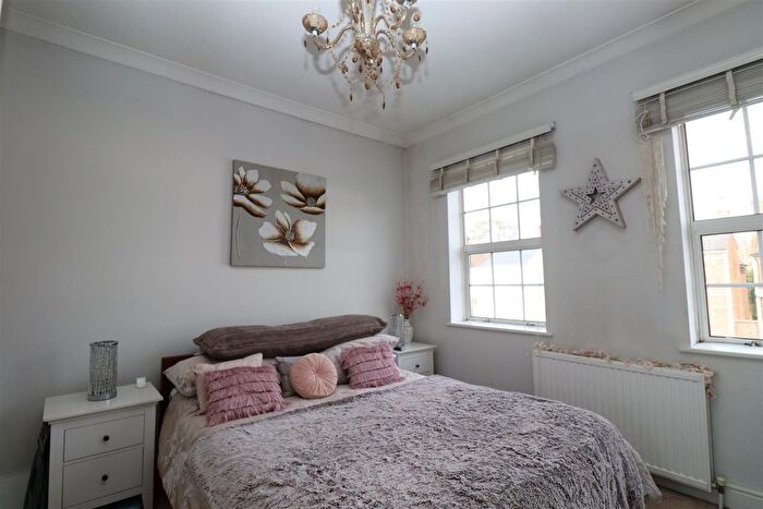 3 Bedroom End Of Terrace House For Sale In Cross Street, Farnborough, GU14