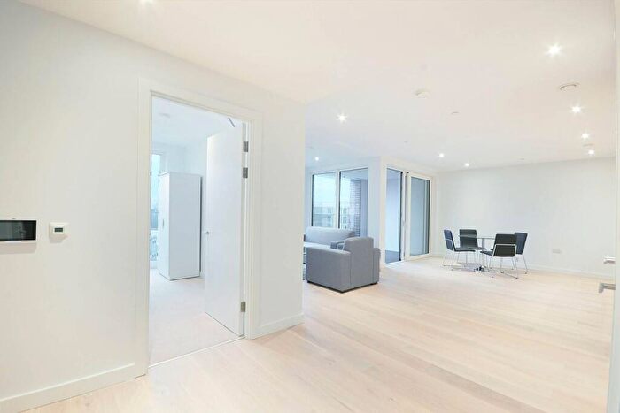 2 Bedroom Flat To Rent In Deacon Street, Elephant And Castle, SE17