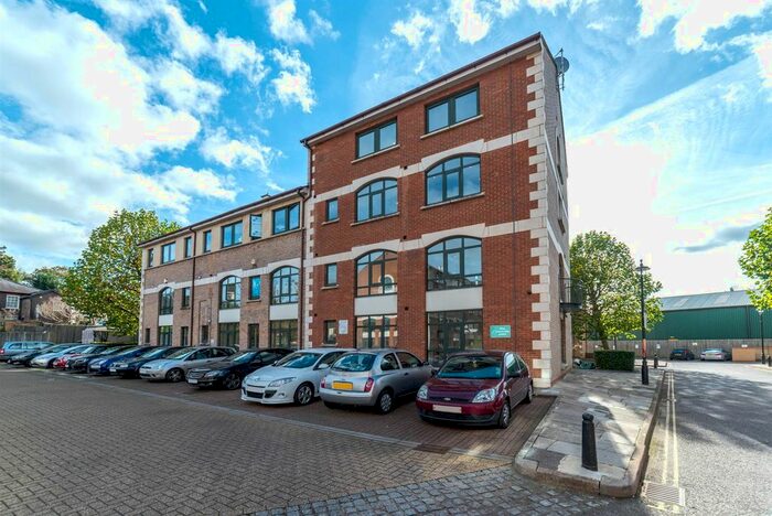 1 Bedroom Flat To Rent In Clifton Court, Corner Hall, Hemel Hempstead, HP3