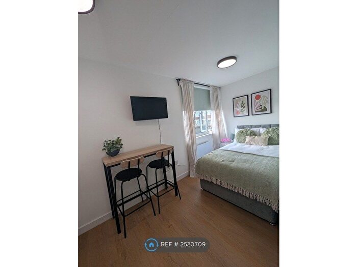 Studio To Rent In Askew Road, London, W12