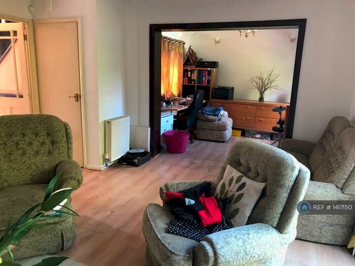 3 Bedroom Semi-Detached House To Rent In Cherry Avenue, Swanley, BR8