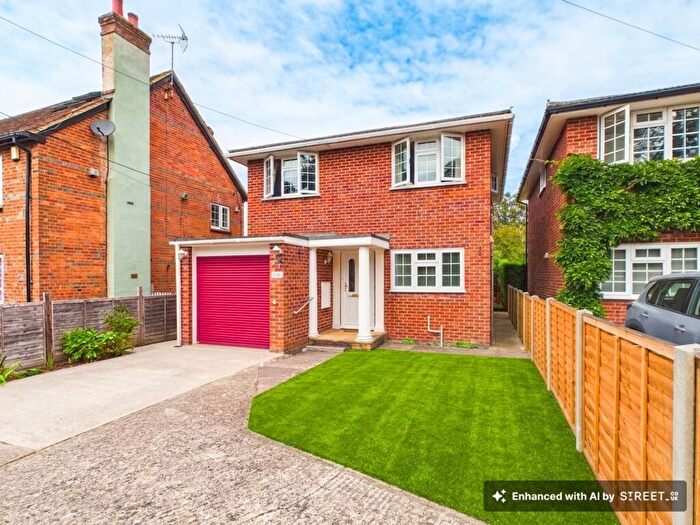 4 Bedroom Detached House For Sale In Franklin Avenue, Tadley, RG26