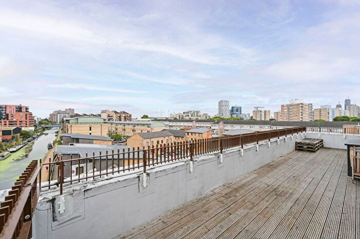 2 Bedroom Flat To Rent In Guthridge Close, Tower Hamlets, London, E14