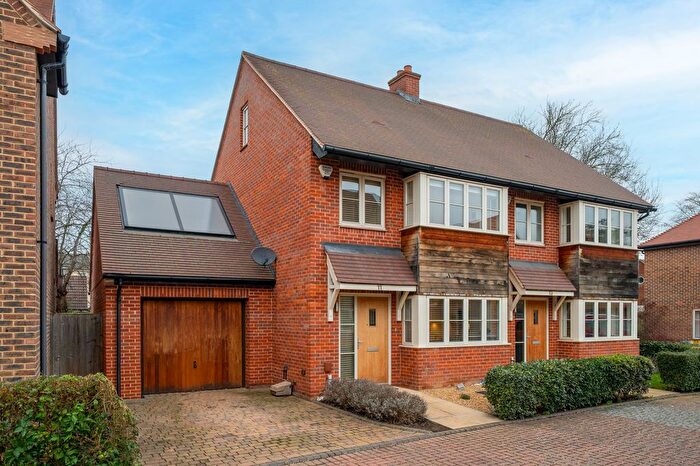 4 Bedroom Semi Detached House For Sale In Middleton Close, Cambridge, CB4