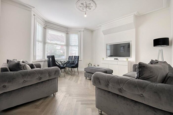 2 Bedroom Flat For Sale In Pulteney Road, South Woodford, E18