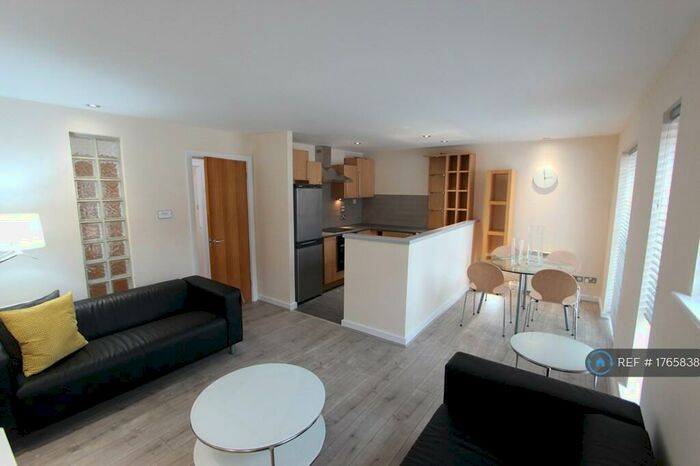 2 Bedroom Flat To Rent In Stretford Road, Manchester, M15