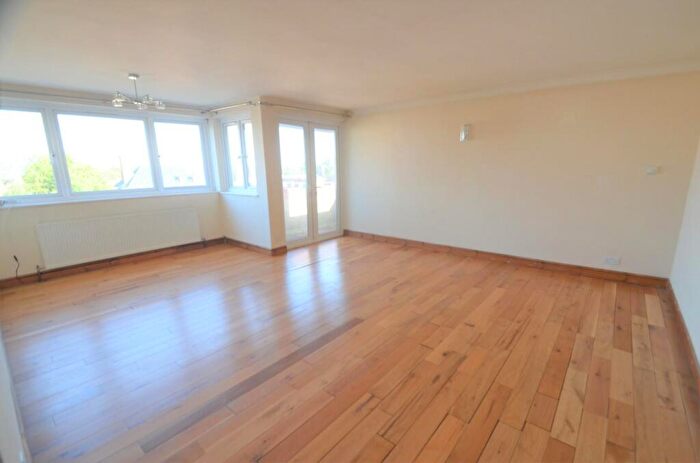 3 Bedroom Flat To Rent In Ballards Lane, Finchley, N3