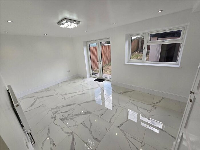 3 Bedroom Semi-Detached House For Sale In Shaftesbury Avenue, Keresley End, Coventry, Warwickshire, CV7