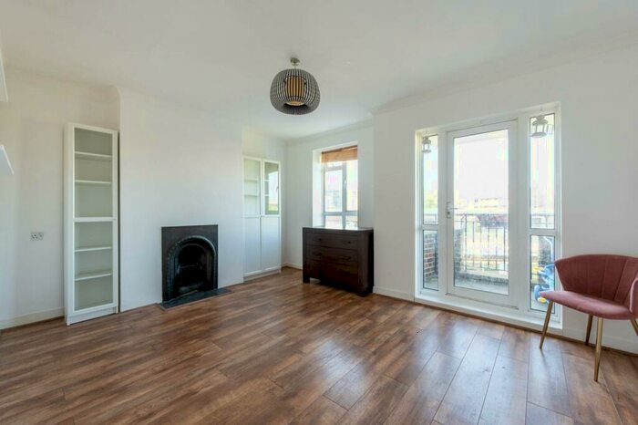 2 Bedroom Flat To Rent In Kingswood Estate, West Dulwich, London, SE21