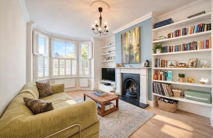 2 Bedroom Flat For Sale In Sandmere Road, London, SW4