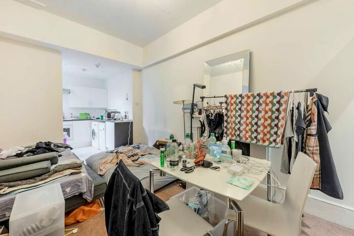 Studio To Rent In De Vere Gardens, High Street Kensington, London, W8