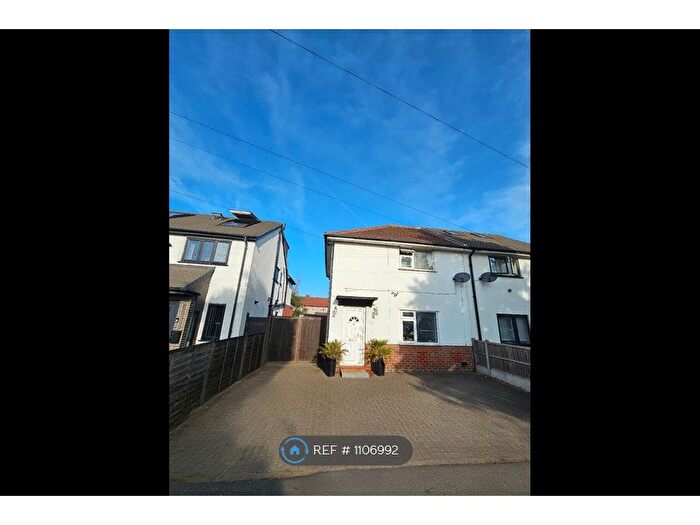 3 Bedroom Semi-Detached House To Rent In Uxbridge Road, Slough, SL2