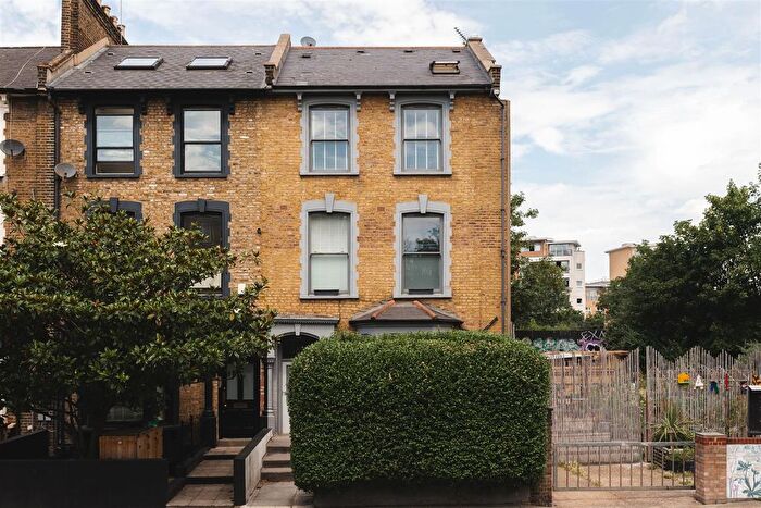 3 Bedroom Flat For Sale In Graham Road, Hackney, London, E8
