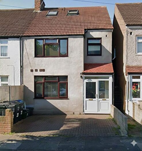 6 Bedroom Town House To Rent In Middle Road, London, SW16