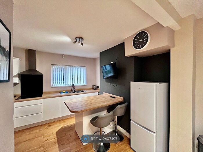 3 Bedroom Semi-Detached House To Rent In Ravenscroft Drive, Sheffield, S13