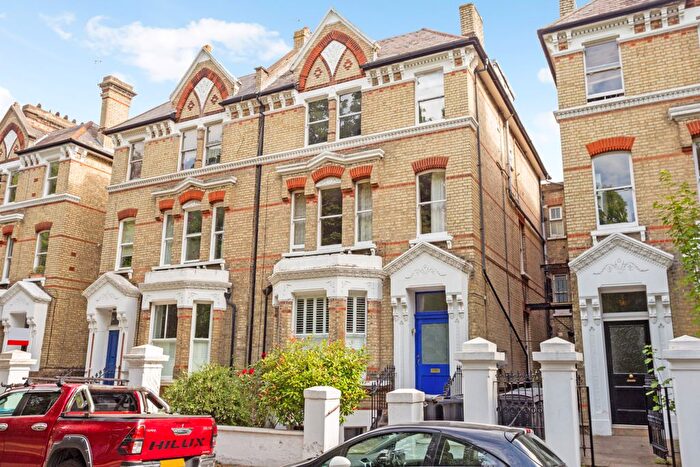 2 Bedroom Flat To Rent In St Andrews Square, Surbiton, Surrey, KT6