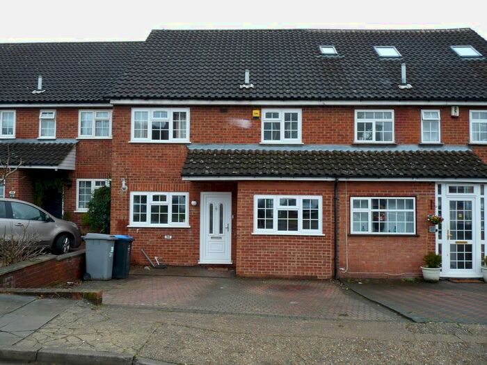 4 Bedroom Semi-Detached House To Rent In Aspen Drive, Wembley, HA0