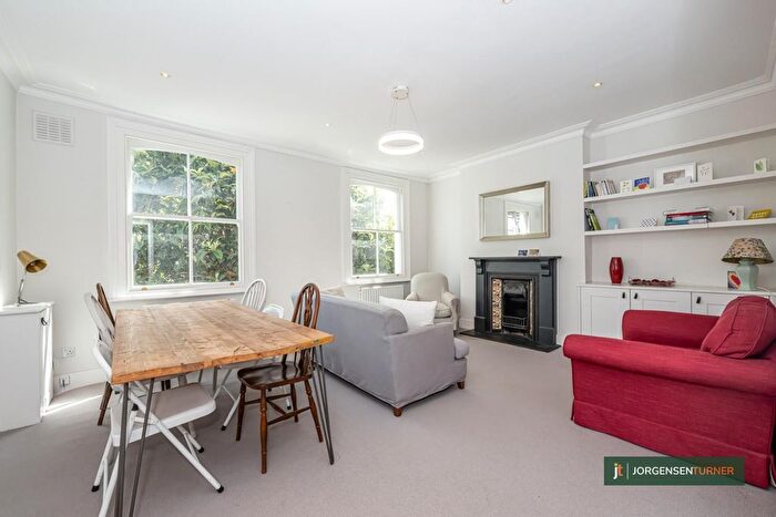 3 Bedroom Flat To Rent In Coningham Road, Shepherds Bush, London, W12