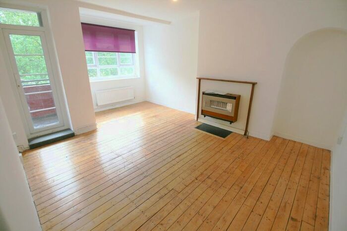 3 Bedroom Flat To Rent In Gascoyne Road, London, E9