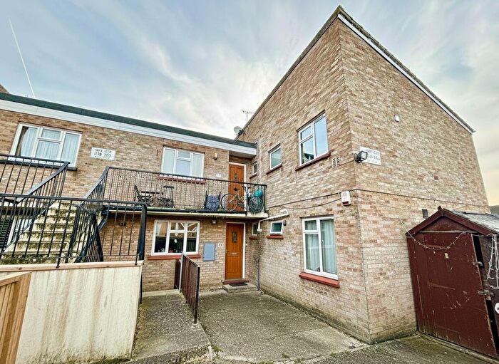 2 Bedroom Flat For Sale In Norton Close, Corringham, SS17