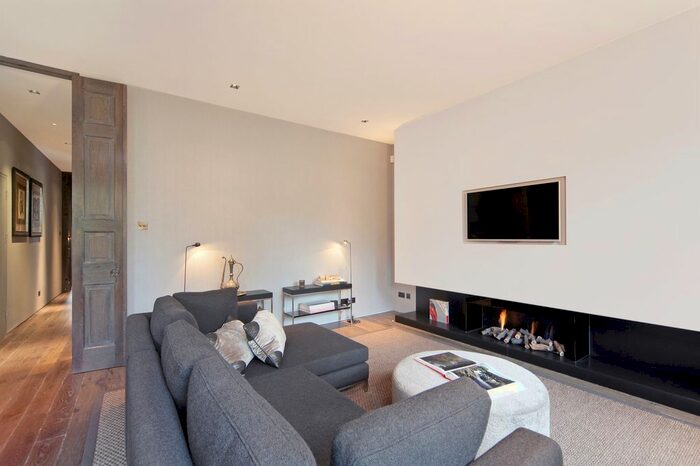 2 Bedroom Flat To Rent In Cadogan Square, London, SW1X
