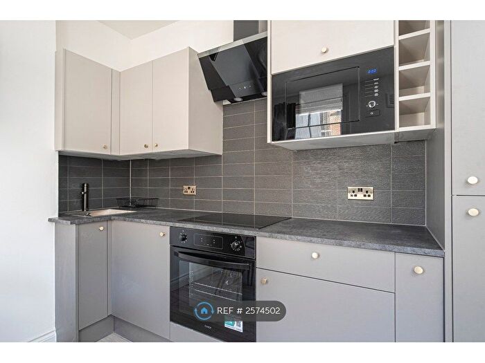 2 Bedroom Flat To Rent In Stowe Road, London, W12