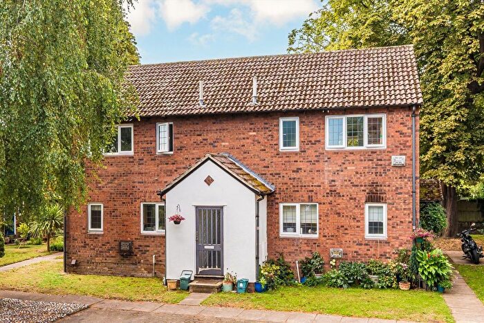 1 Bedroom Flat To Rent In Kings Chase, East Molesey, KT8