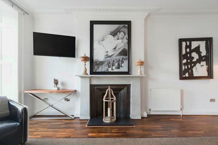 3 Bedroom Flat To Rent In George Street, Edinburgh EH2