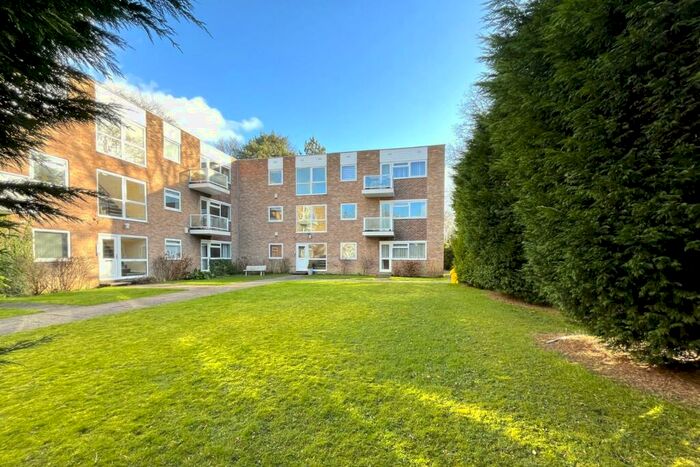 2 Bedroom Flat To Rent In Garden View Court, Roundhay, Leeds, LS8