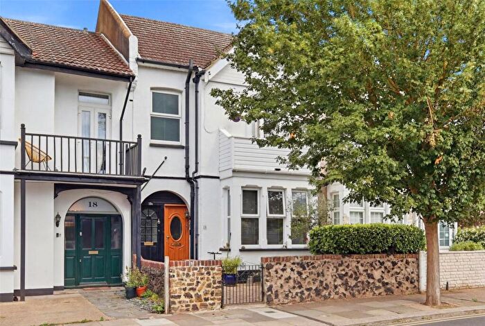 1 Bedroom Apartment For Sale In Plas Newydd, Thorpe Bay, Essex, SS1