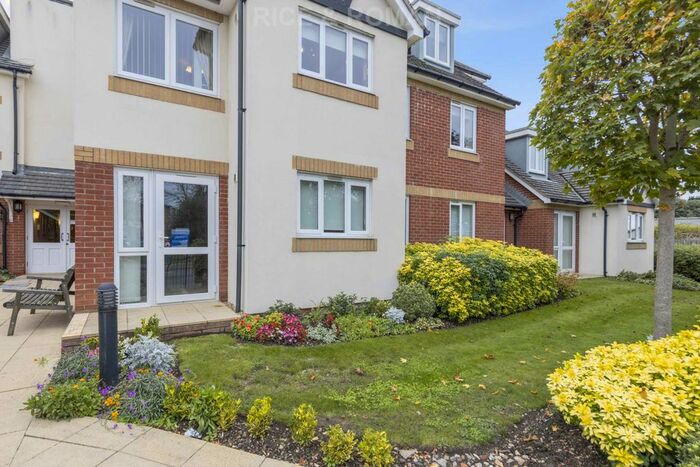 2 Bedroom Flat To Rent In Elm Grove, Epsom, KT18