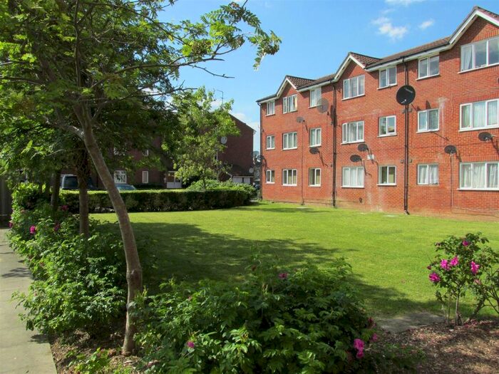 Studio To Rent In Linnet Close, London N9