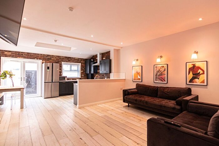 6 Bedroom Semi Detached House To Rent In Avondale Road, Liverpool, L15