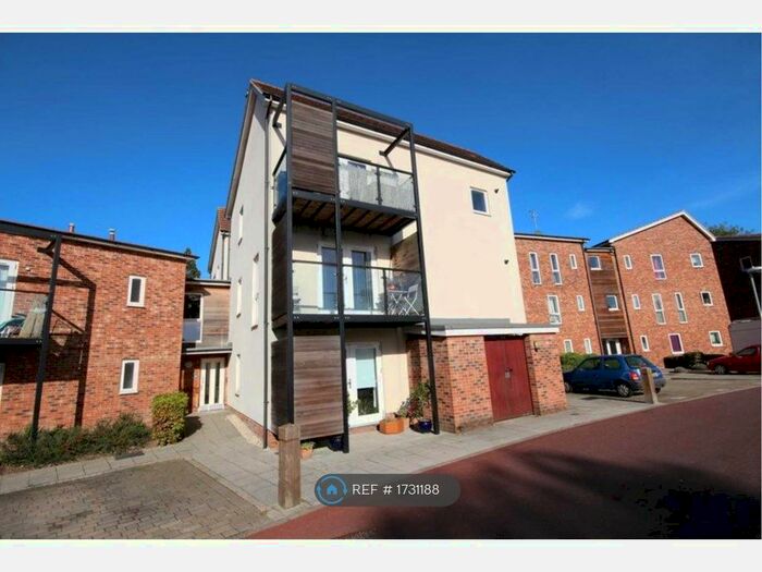 2 Bedroom Flat To Rent In Hampden Crescent, Bracknell, RG12