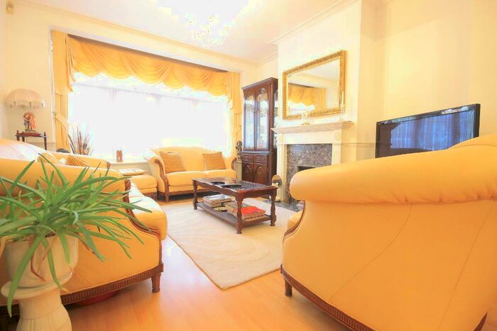 4 Bedroom Semi-Detached House To Rent In Coningsby Gardens, Chingford Mount, E4