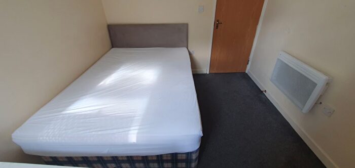 2 Bedroom Flat To Rent In Bed Flat -, West Luton Place, Adamsdown, CF24
