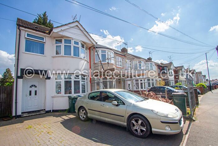 3 Bedroom Semi-detached House For Sale In Grangemouth Road, Coventry, CV6