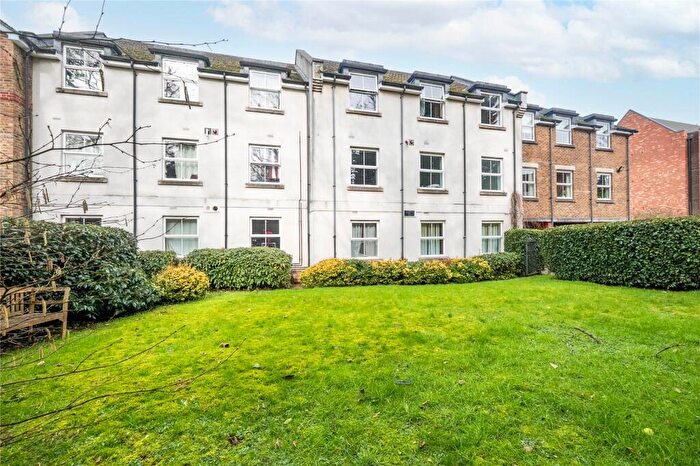 2 Bedroom Apartment For Sale In Eastgate Court, Church Street, Dunstable, Bedfordshire, LU5